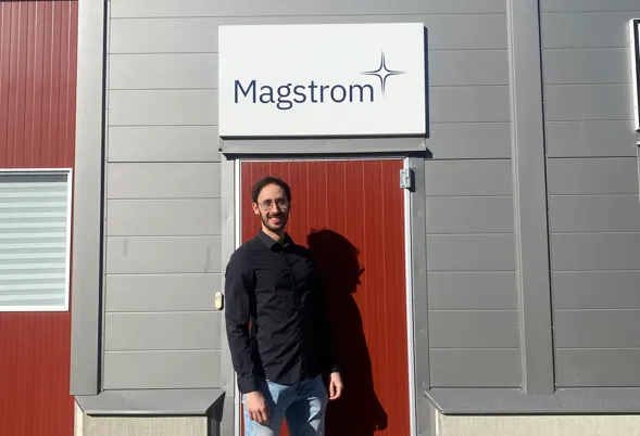 Anställd utanför Magstroms kontor
