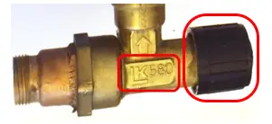 Bild på avstängningsventil LK 580. De identifieras lättast genom att ”LK 580” eller ”LK 581” är stansat i metallen samt dess svarta ratt i plast.