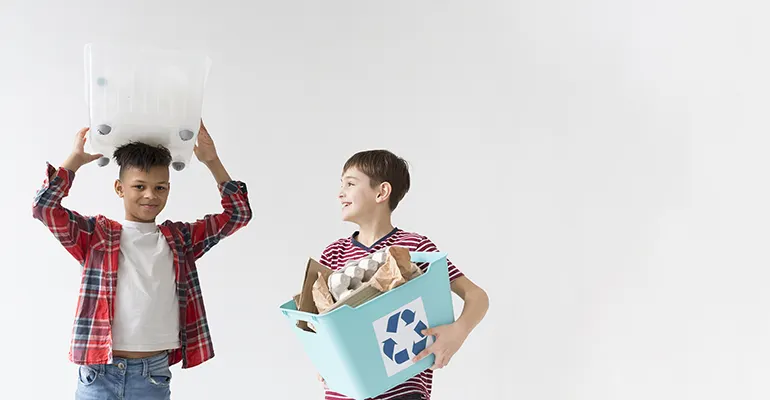 Två barn, pojkar, som håller i varsin låda med återvinningssymboler på